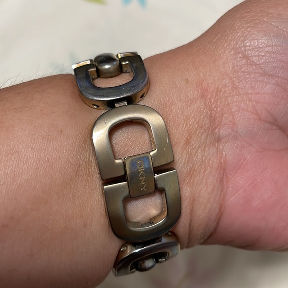 DKNY - Picture 2 of 4